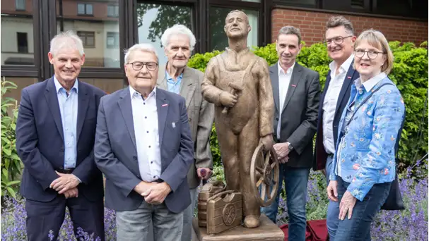 Du betrachtest gerade Feierliche Enthüllung des „Handwerkers“